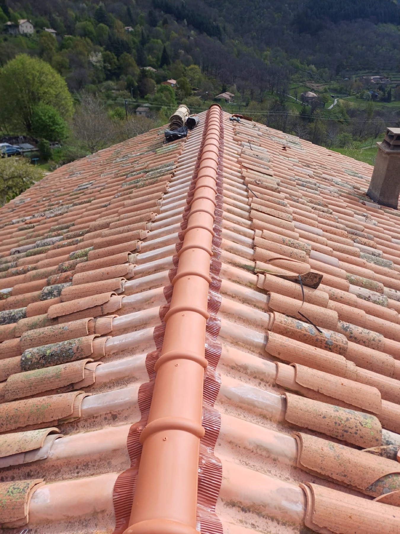 Réfection d’un faîtage avec pose d’un closoir ventilé à Vals-les-Bains